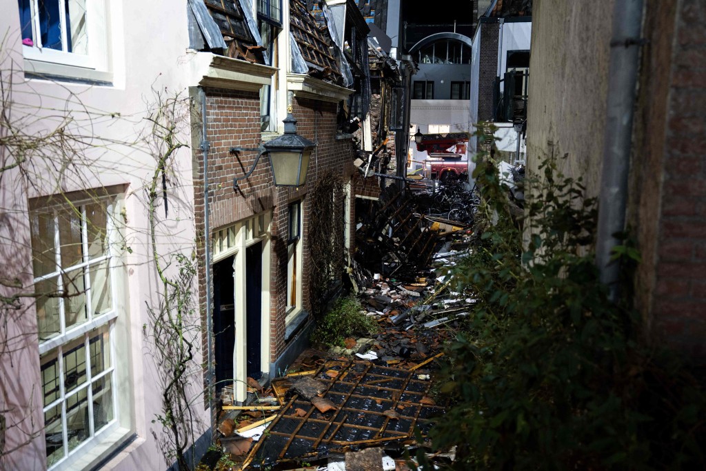 街道上有瓦砾散落一地。法新社