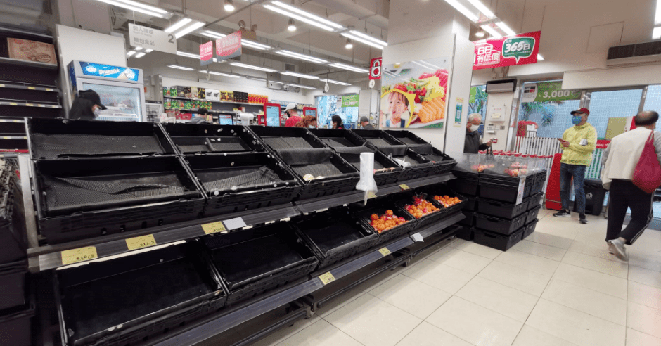 超市部份货架仍清空。