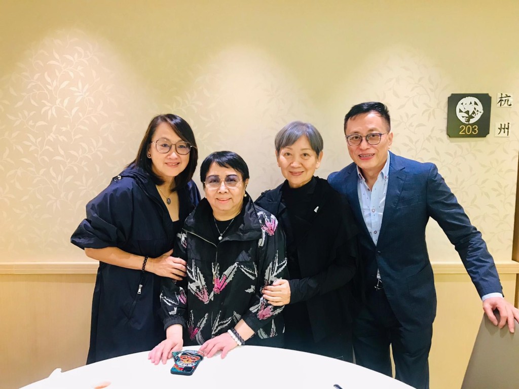 我和娟妹、鮑姐和劉小生月前相聚。