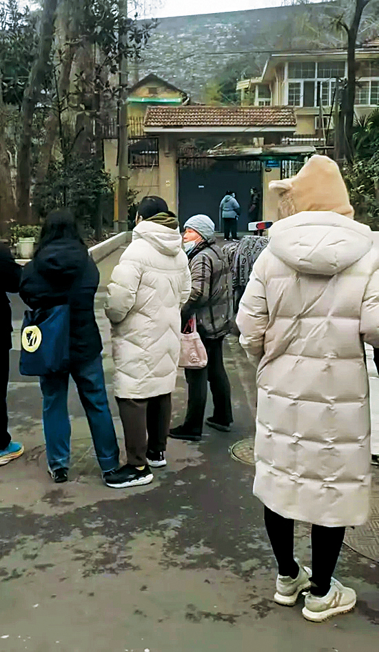 民眾到徐湖平別墅外圍觀打卡。