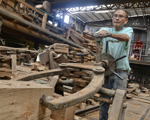 「權哥」指廠房仍有很多木材難搬走，希望政府在附近協助重建。