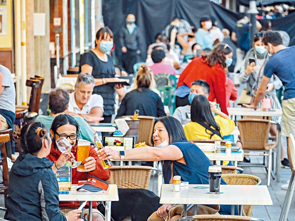 赤柱的「餐廳酒吧」，露天位置最受歡迎，不難見到客人舉杯暢飲。