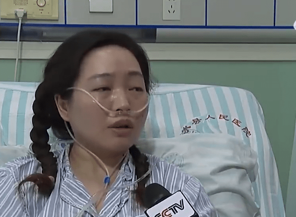 网格员彭迪接受央视访问讲述山泥倾泻发生时的情况。 央视