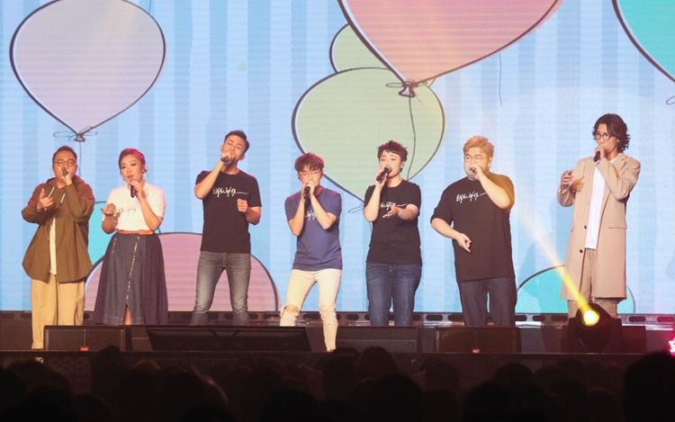 农夫除了搞气氛，还与SENZA合唱。