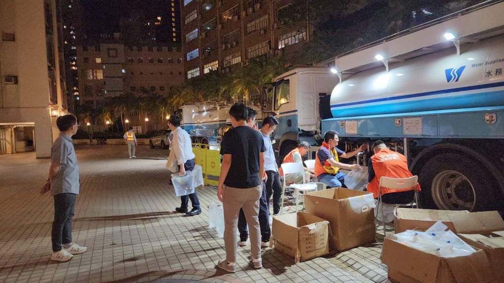 水務署在現場一帶放置多個水車及水箱供居民及商戶取水應急。黎志偉攝