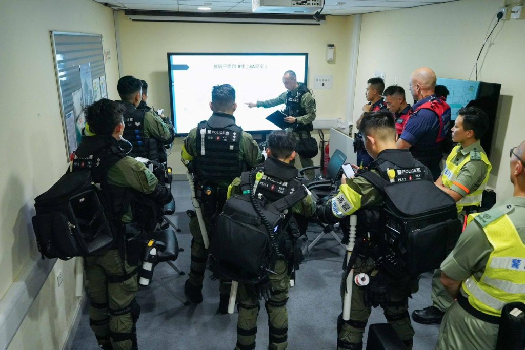 警方聯同入境處於今日青山灣入境事務中心舉行跨部門演習。警方FB