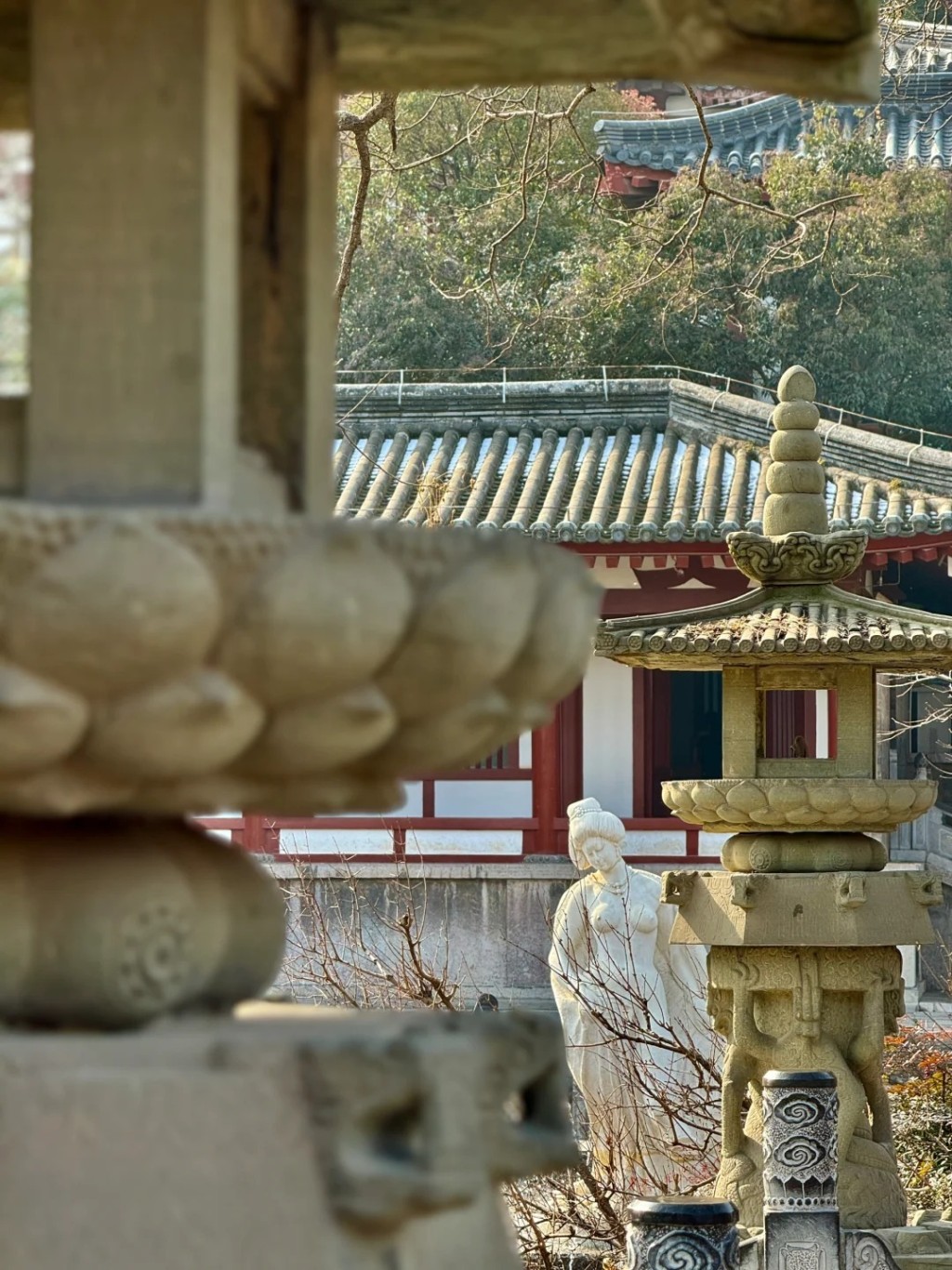 放置西安華清池35年的貴妃雕像，突被質疑裸露上身敗壞社會風氣。小紅書