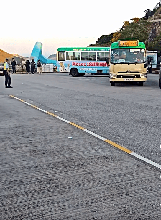 有遊客包小巴離去。fb：車cam L（香港群組）