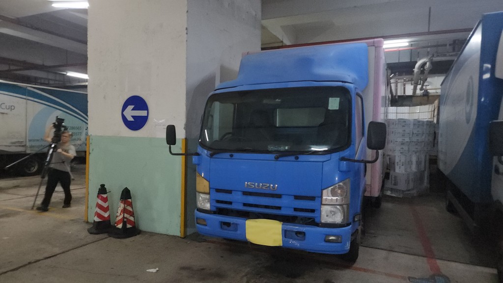 海關於工廠大廈貨台發現一名可疑男子搬運紙箱。黎志偉攝