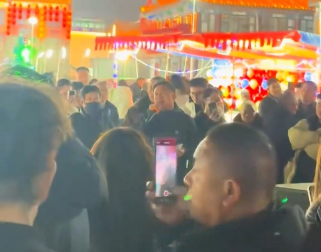 当日男子套圈中奖，老板却以不同理由拒发奖。微博@第一现场