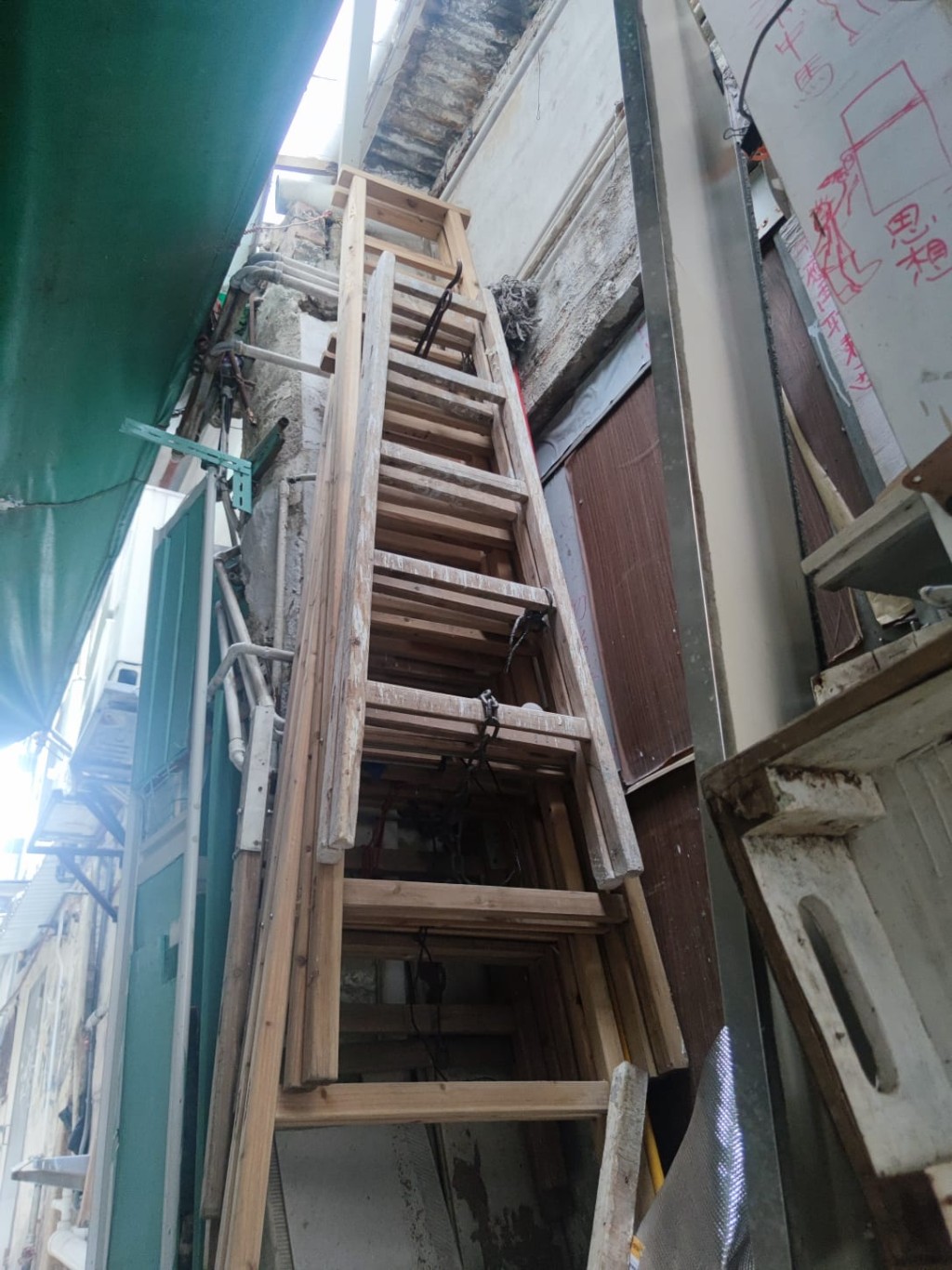 賊人懷疑從後巷,用木梯爬氣窗,潛入店內。梁國峰攝
