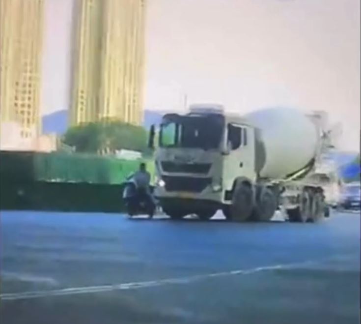 電單車進入了「田螺車」的盲區。微博@填鴨式教育受害者