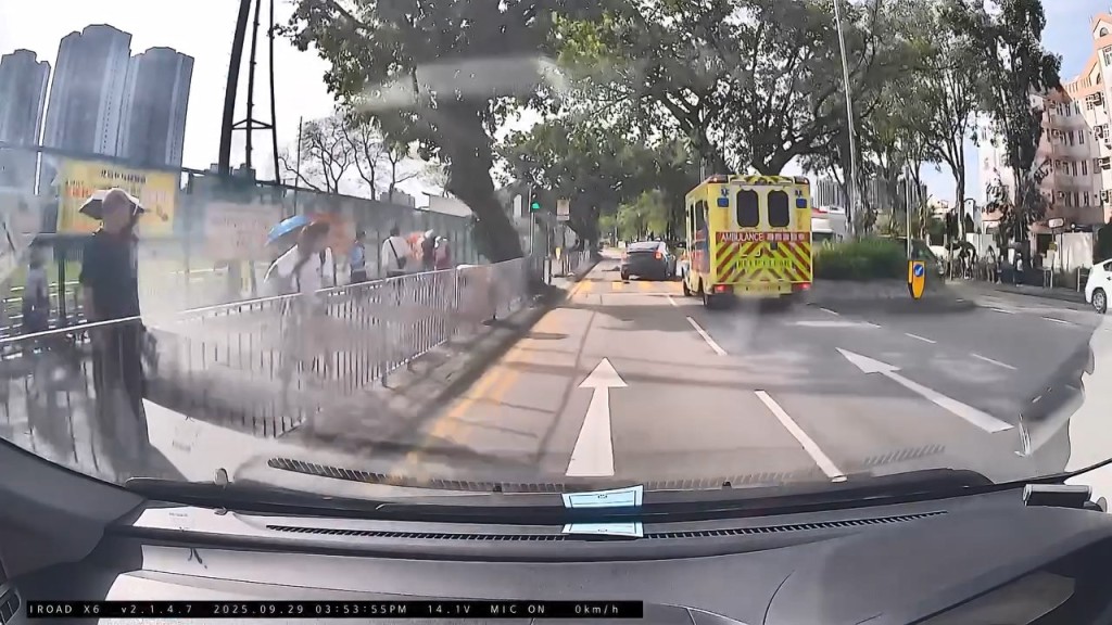 Tesla私家車至燈位時撞到一名突然衝出馬路的老婦。網上片段截圖
