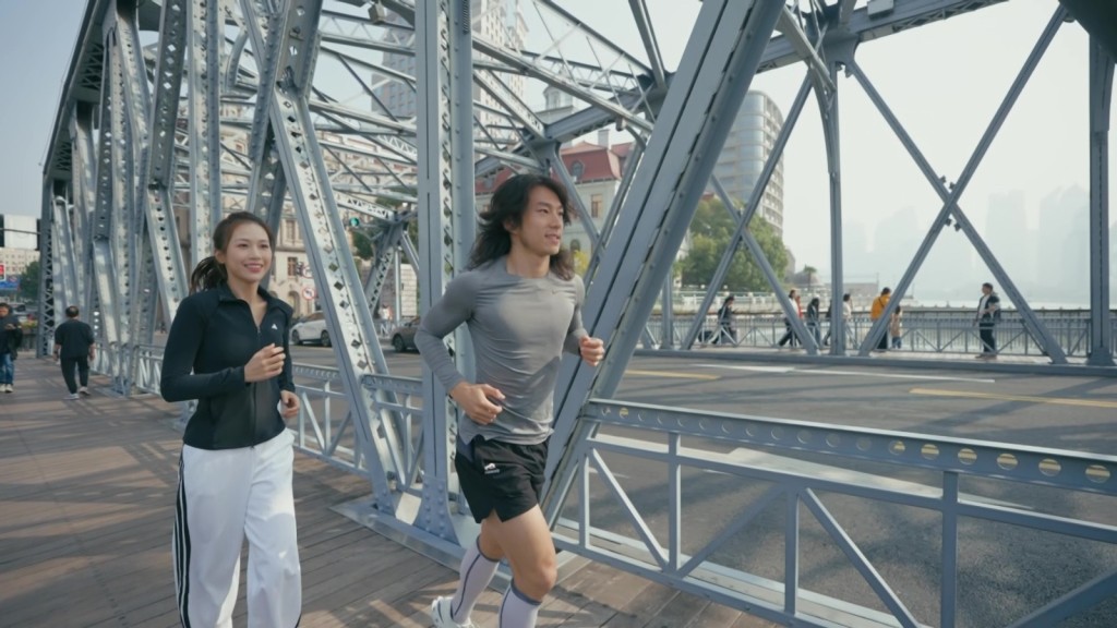 何沛珈著旗袍大曬S身形 何依婷玲瓏浮凸 林凱恩歎水豚