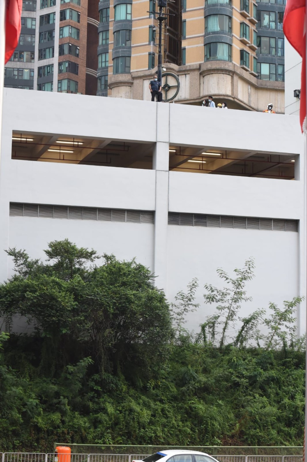 下午3時許一名男子在醫療輔助隊總部危站。尹敬堂攝