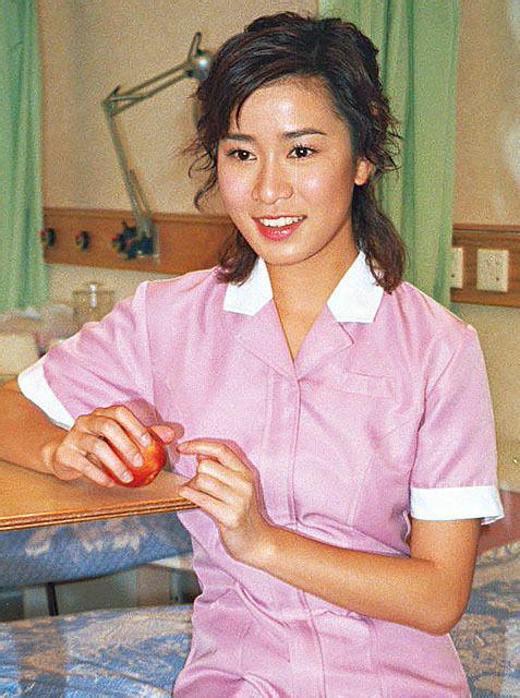 26歲：2001年阿佘最後一部電視劇是《紅衣手記》，有不少阿佘忠粉特別喜歡她在劇中的造型。
