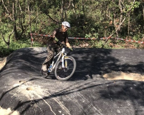 國際越野單車協會路徑專家林暉明在不同難度的單車徑道作示範。發展局圖片