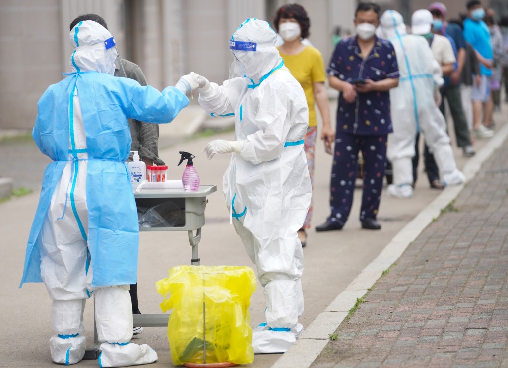內地新增31宗本土病例，上海浦東區及長寧區宣布周六再次展開全員核酸篩查。新華社圖片