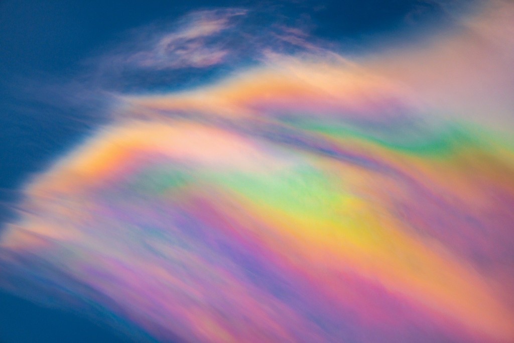「七彩祥雲」本身是太陽光線與雲彩的冰晶結構產生的自然現象。@Paulownia董書暢