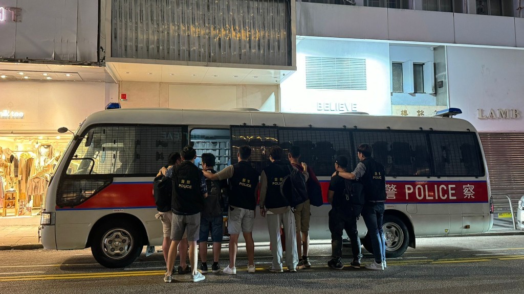 警方搗破無牌酒吧拘捕5人。警方提供圖片