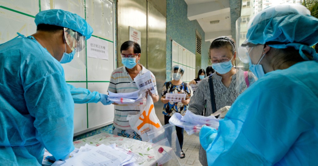 市民做檢測，當然是自覺或因特定原因有需要，用假樣本去逃避偵測，不但自己有病可能延誤診治，同時擴大播毒風險。資料圖片