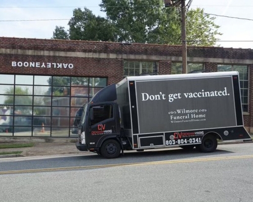 靈柩車寫上「別接種疫苗」標語，惹網民熱議。
