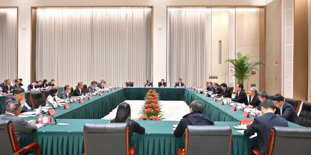 陳茂波(前排左四)及代表團成員出席座談。 陳茂波(前排左四)及代表團成員出席座談。