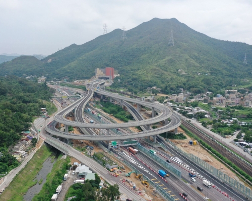 香園圍管制站仍在興建中,政府會爭取在年內完成所有工程。