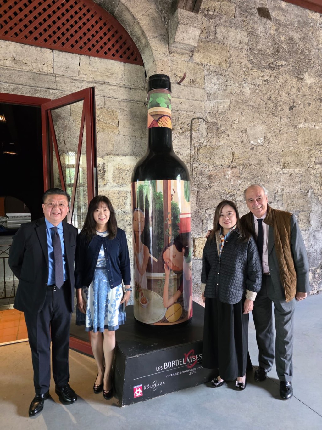 這個酒瓶是2012年波爾多葡萄酒節時留下來的裝飾品,當年香港以「榮耀城市」身份參與。 這個酒瓶是2012年波爾多葡萄酒節時留下來的裝飾品,當年香港以「榮耀城市」身份參與。