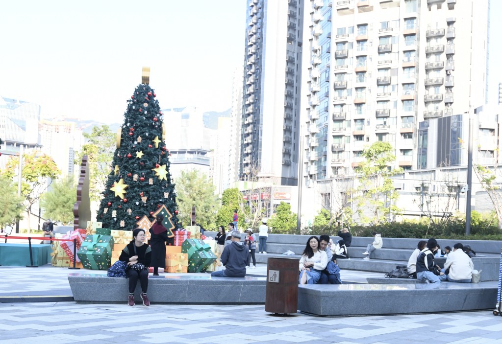 啟德體藝館前有一棵聖誕樹，吸引市民遊客打卡。