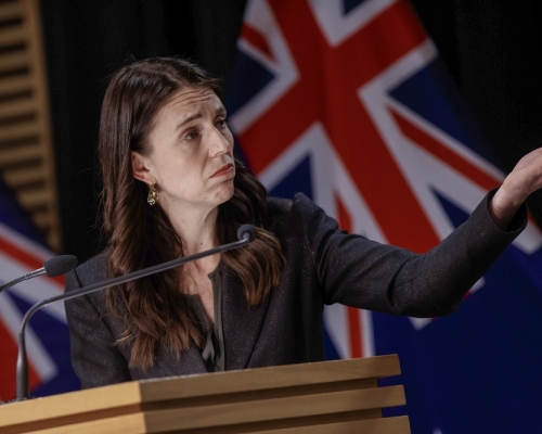 新西蘭總理阿德恩(Jacinda Ardern)宣布,教師、衛生工作者及為傷健人士提供服務的職員接種新冠病毒疫苗。AP圖片