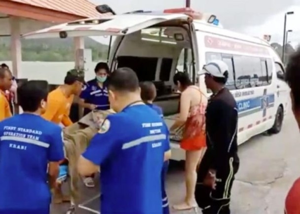 救護車到場將遊客送院搶救，惟不幸身亡。（網圖）