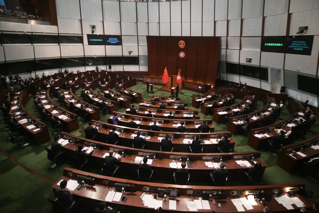 90名議員逐一宣誓。