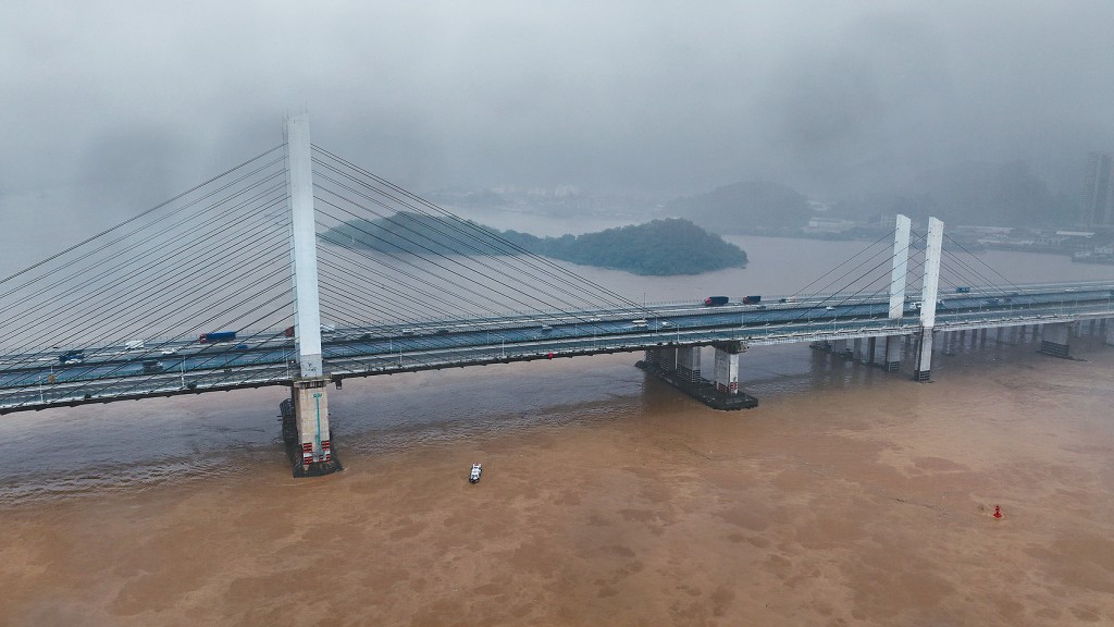 被撞的廣東佛山九江大橋。