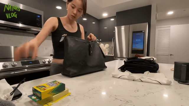 欧阳娜娜又展示出价值25,700元的黑色LV CarryAll PM。