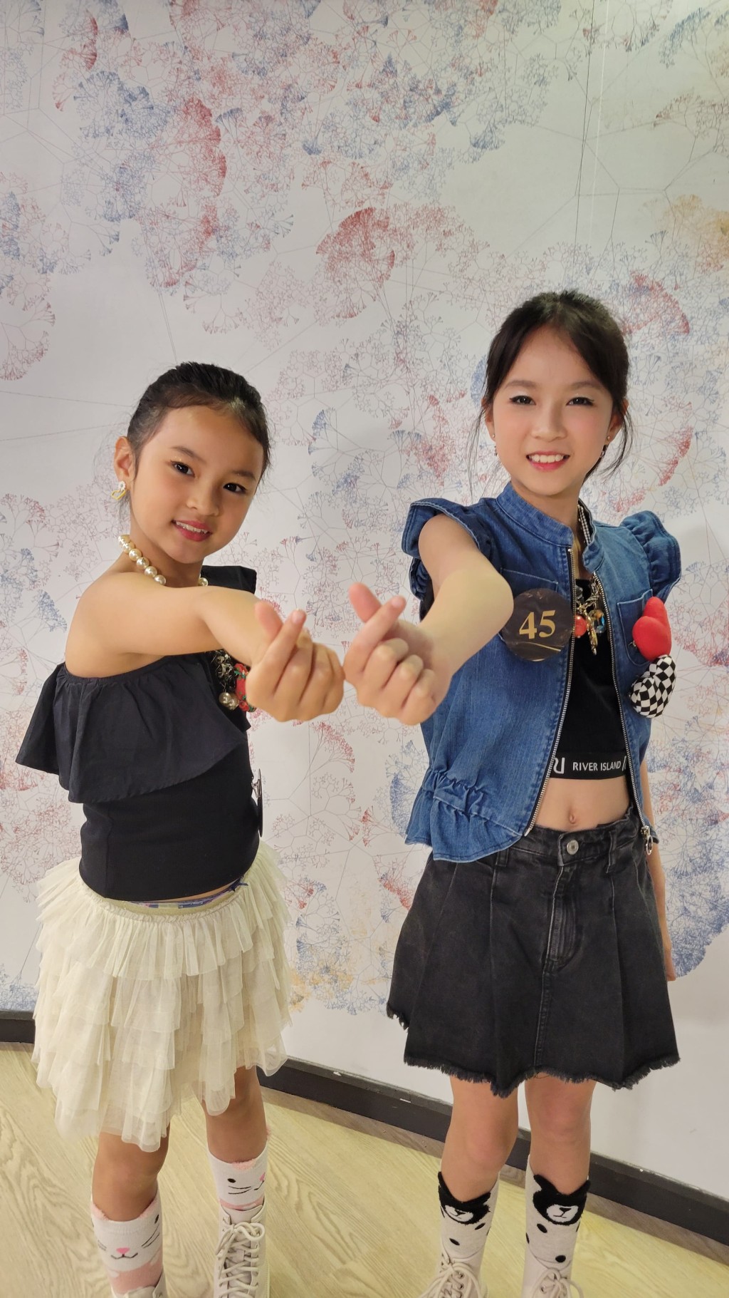 吳文忻女兒Season(左)及Scarlet(右)。 吳文忻女兒Season(左)及Scarlet(右)。