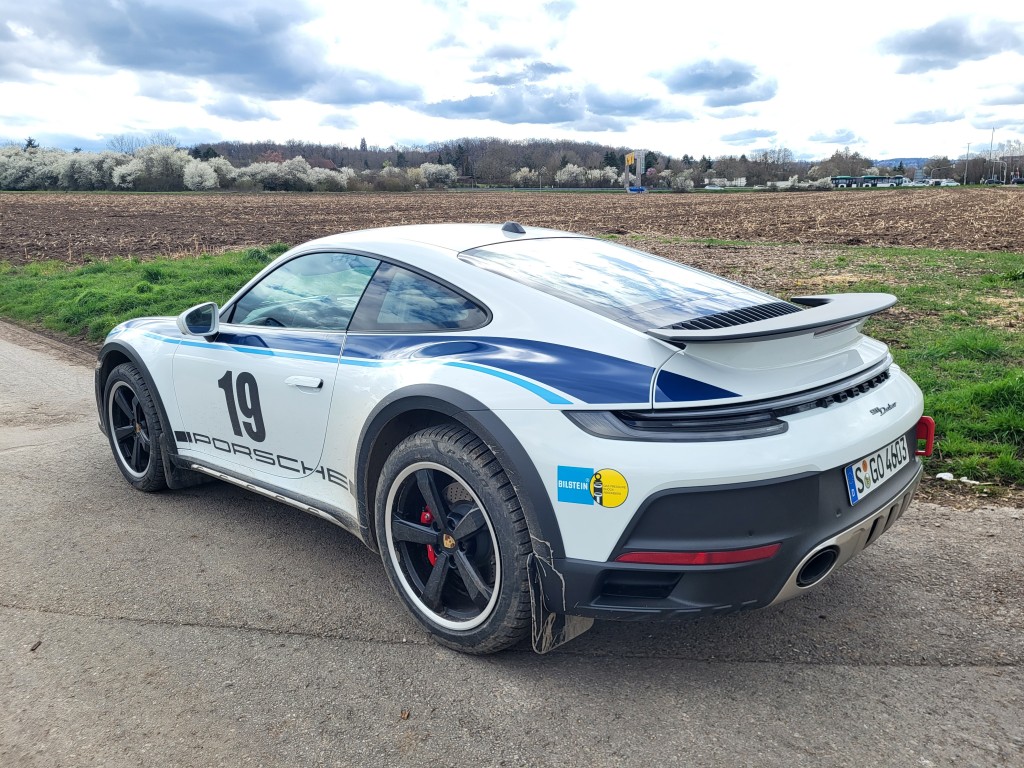 保時捷Porsche 911 Dakar最佳發揮場景就是崎嶇爛路或者泥濘路，香港實在無用武之地。