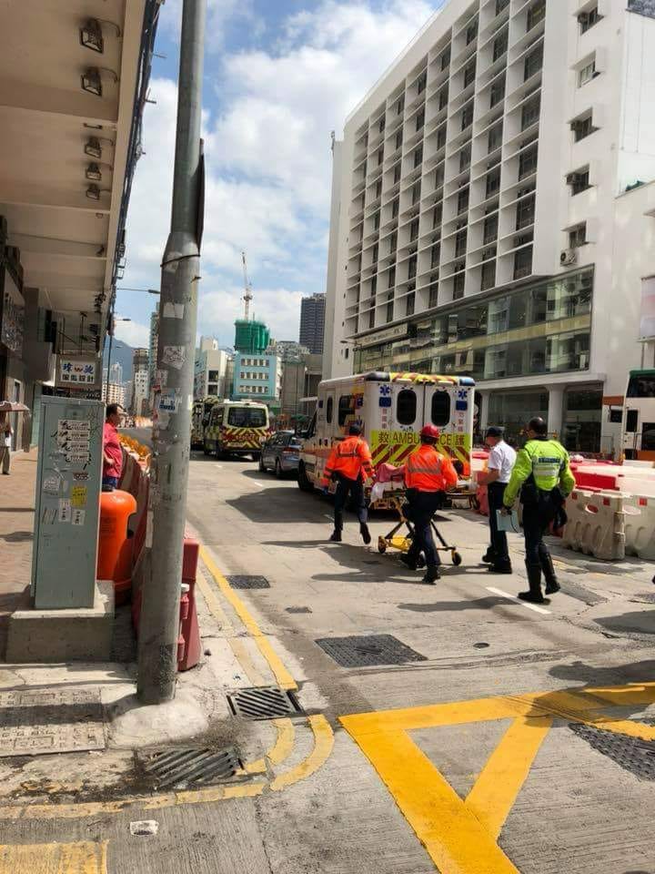 傷者由消防救出送院。  突發事故報料區FB/網民Anndee Cheung圖