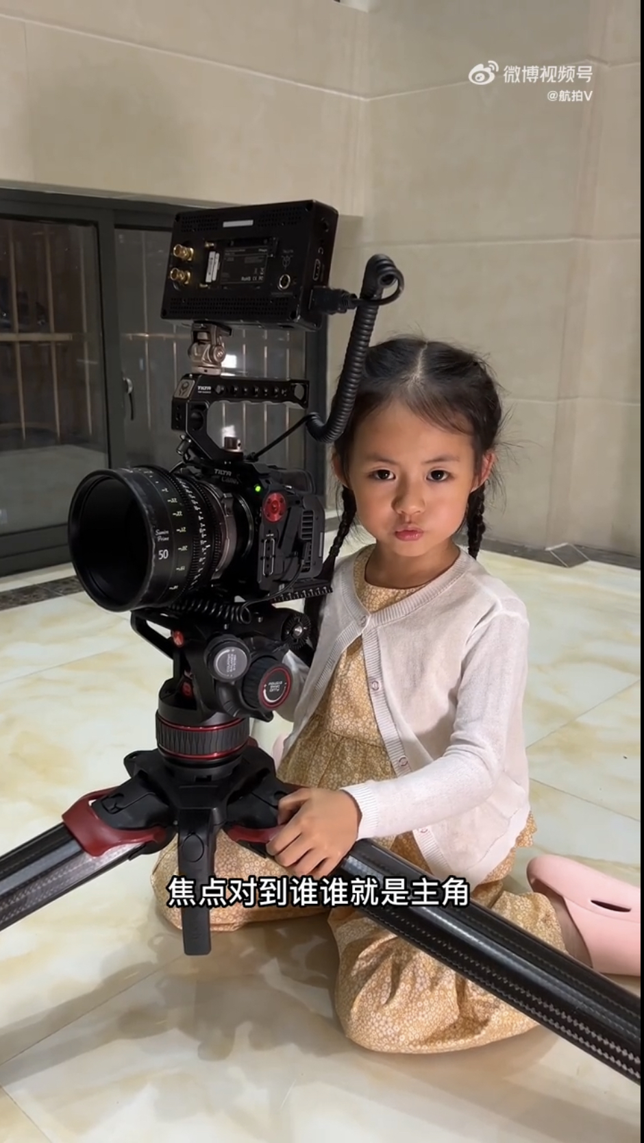專業攝影師爸爸向萌萌傳授拍攝技巧。