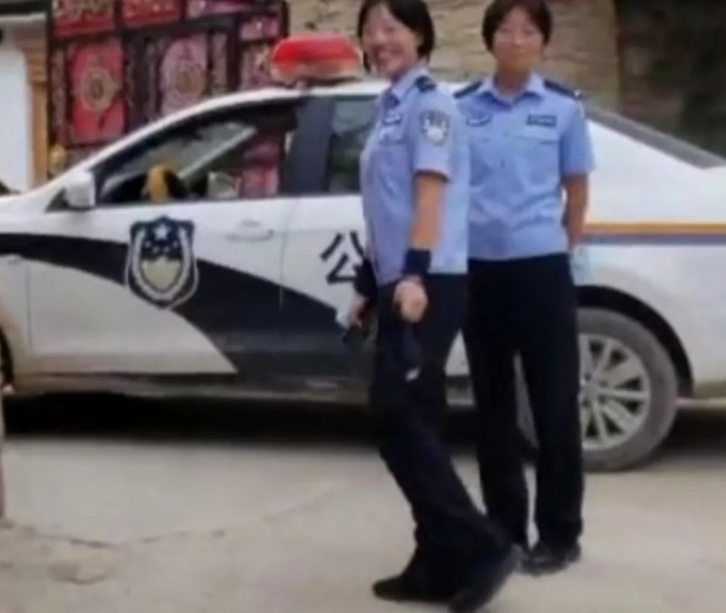 艾米麗在社交媒體上,描述民警是「女殺人狂」向她發出「恐怖」的微笑。