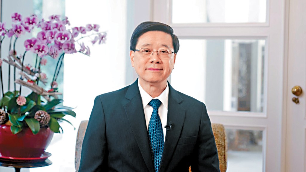 李家超深信，政府與社會攜手努力、守正創新，新一年東方之珠必定會更璀璨奪目，大放異彩。