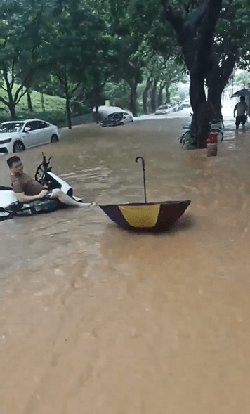 深圳18日暴雨致多地水浸。 抖音