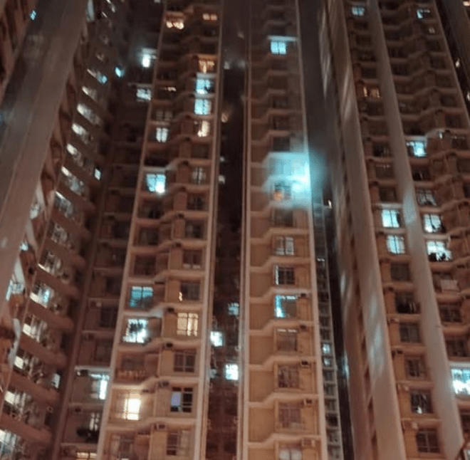 凌晨約1時許,執法部門接獲多名住戶報案,指清河邨清頌樓一個中層單位冒出火光及濃煙。fb@曾勁聰 凌晨約1時許,執法部門接獲多名住戶報案,指清河邨清頌樓一個中層單位冒出火光及濃煙。fb@曾勁聰