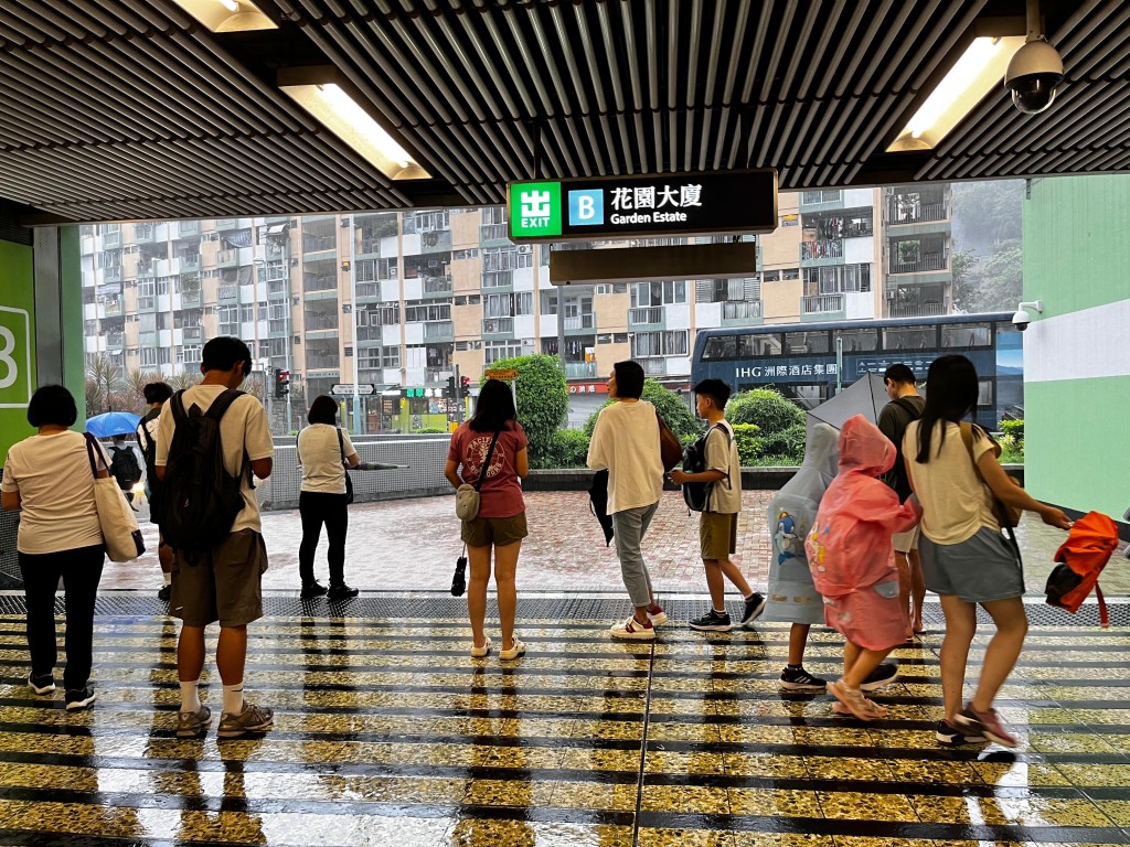 市区、大屿山部分地区及长洲更录得约100毫米雨量。李健威摄