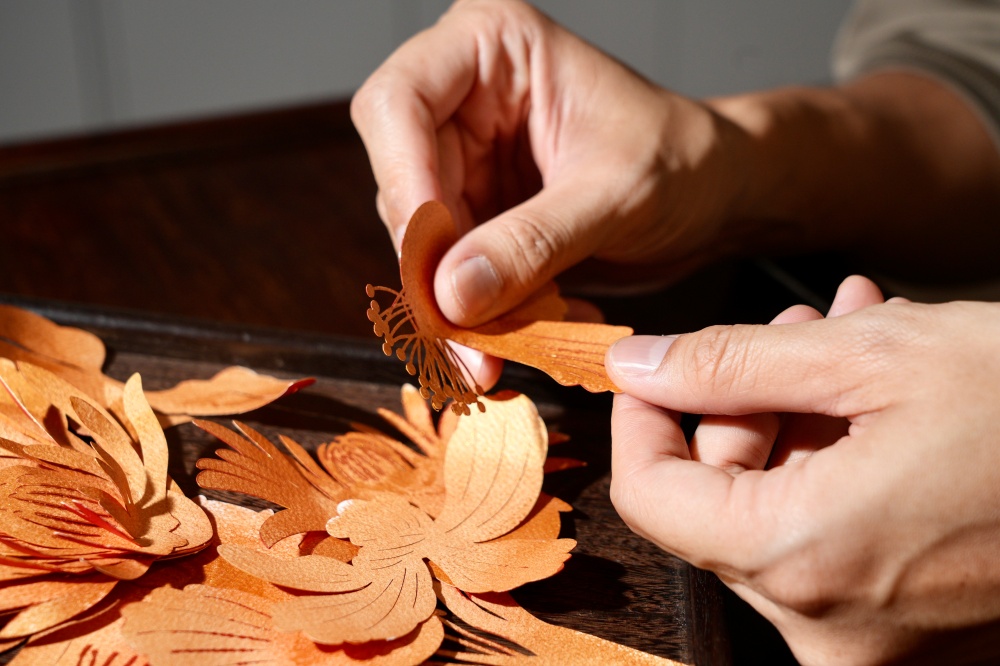 传承者要思考怎样将剪纸艺术由传统千逾年的演绎方式，转换为现代方式来做。