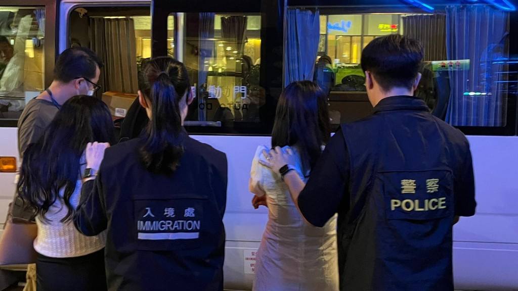 警聯同入境處灣仔酒店及住宅單位掃黃，拘7名內地女及1外藉女。警方圖片