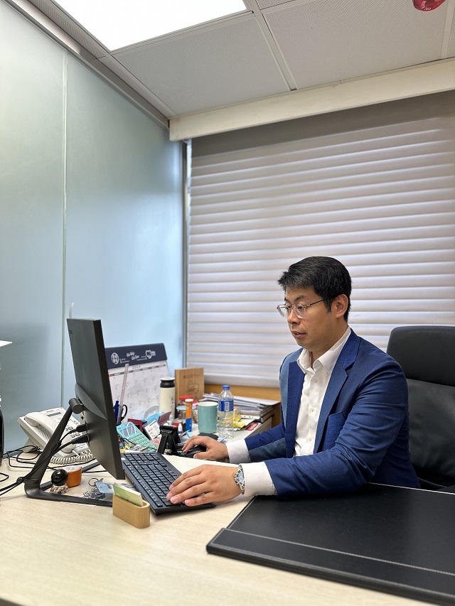 Marco前半生埋身電腦枱前與數據為伍。(受訪者提供)