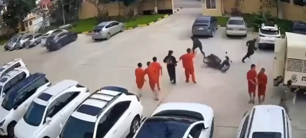 單槍匹馬進行劫囚的女子事後被捕。微博@紅星新聞