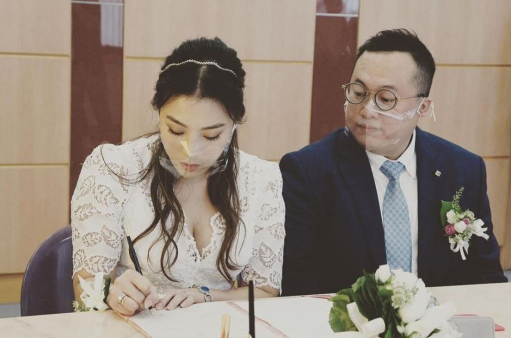 Jennifer上月也跟男友簽字結婚。