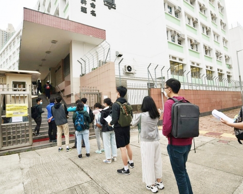 文章又指,香港教育界「中毒」至深。資料圖片